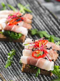 Брускетта с домашним салом