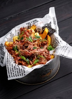 Картошка фри с рваным мясом и соусом