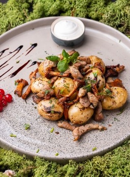 Молодой картофель с лисичками