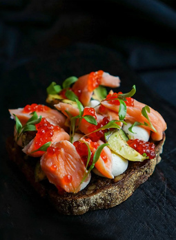 Брускетта с лососем
